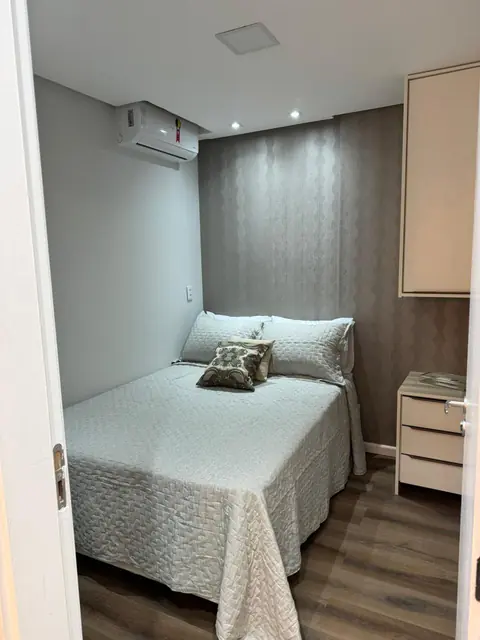 Quarto com papel de parede, armário planejado e ar-condicionado